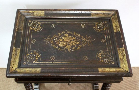  Petite Table à ouvrage en Bois laqué, époque Napoléon III - Milieu XIXe 