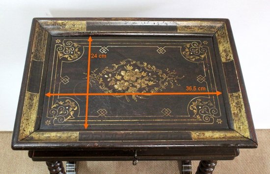  Petite Table à ouvrage en Bois laqué, époque Napoléon III - Milieu XIXe 