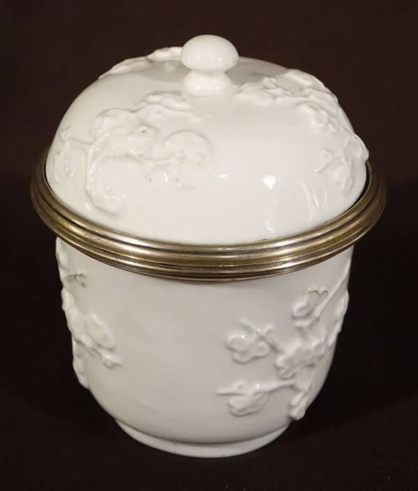 Vaso in porcellana coperto