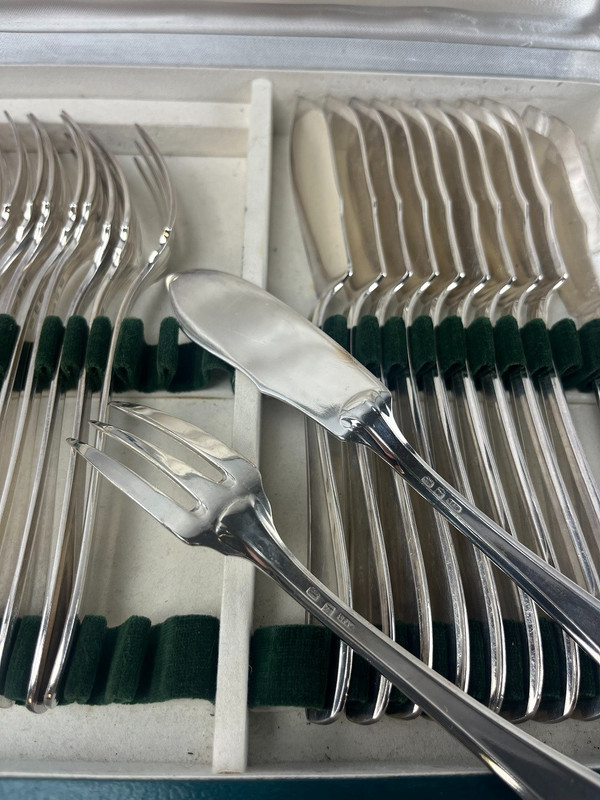 Christofle chevron pattern fish cutlery