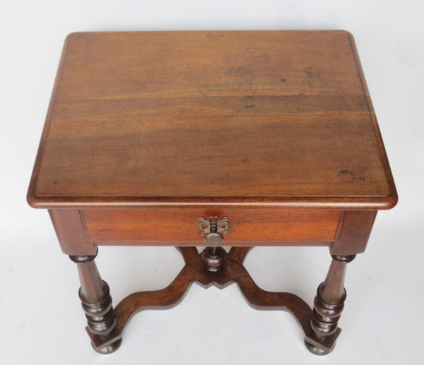 Table en noyer Louis XIII.    
