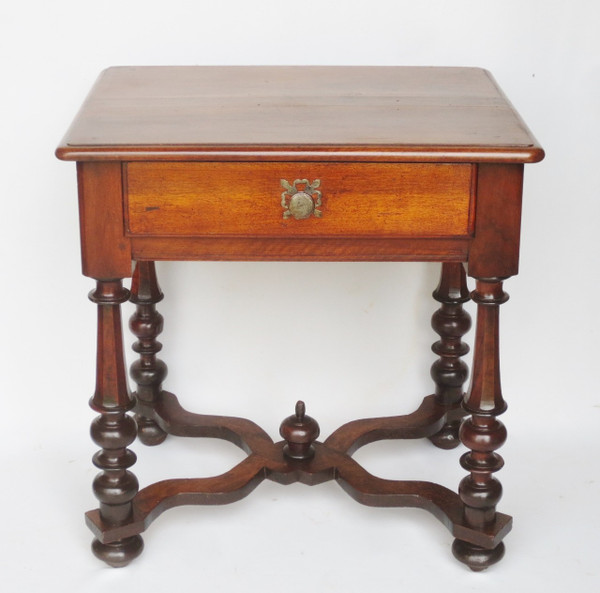 Table en noyer Louis XIII.    