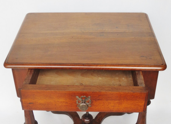 Table en noyer Louis XIII.    