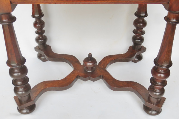 Table en noyer Louis XIII.    