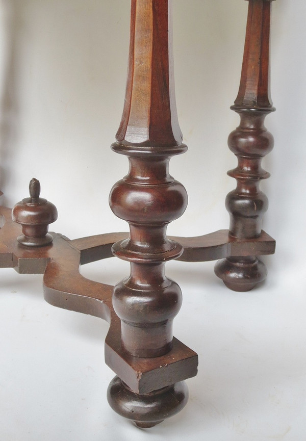 Table en noyer Louis XIII.    