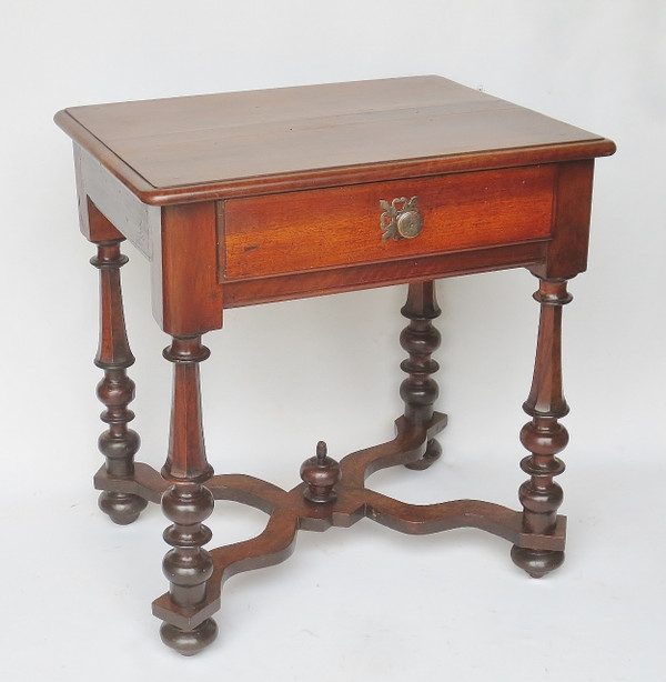 Table en noyer Louis XIII.    