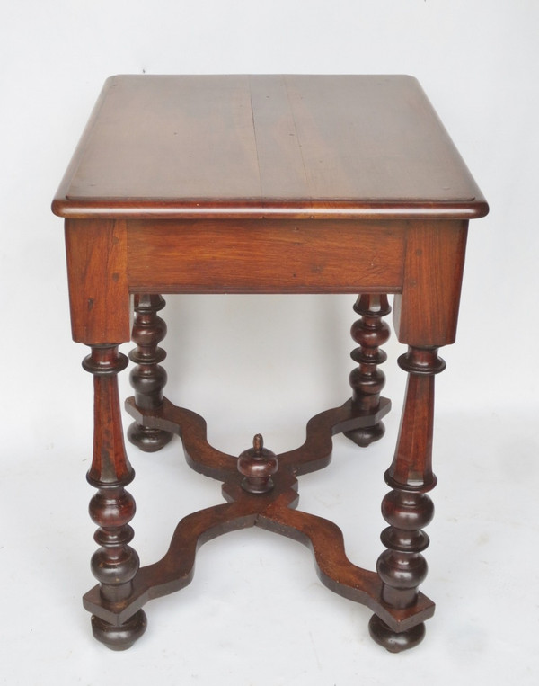 Table en noyer Louis XIII.    