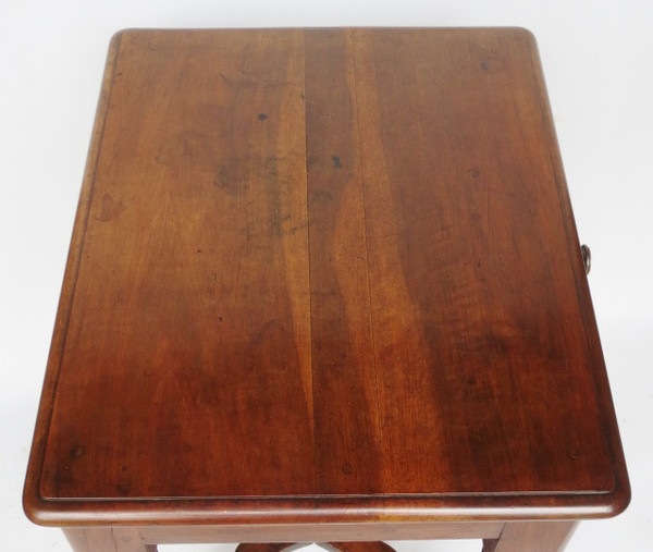 Table en noyer Louis XIII.    