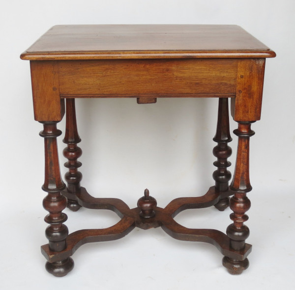 Table en noyer Louis XIII.    