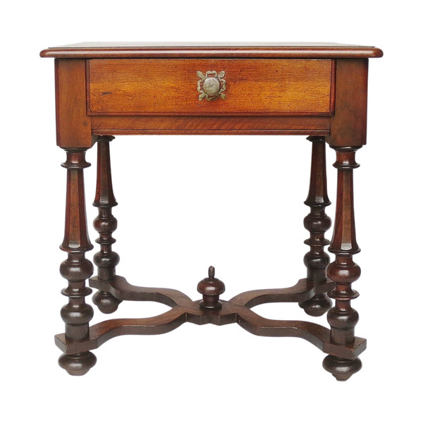 Table en noyer Louis XIII.    