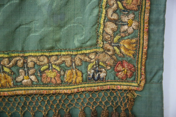 Drappeggio armoriale con ricamo fine XVII-inizio XVIII secolo