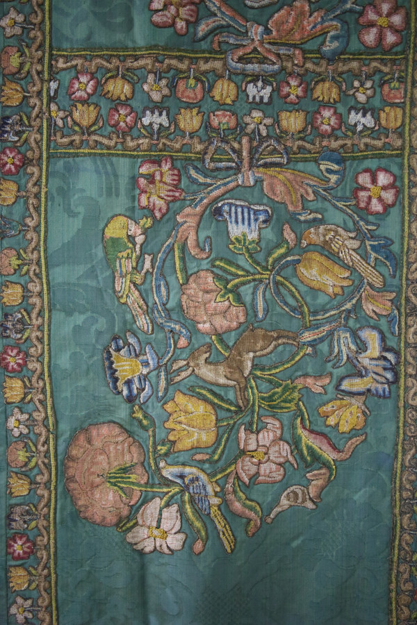 Drappeggio armoriale con ricamo fine XVII-inizio XVIII secolo