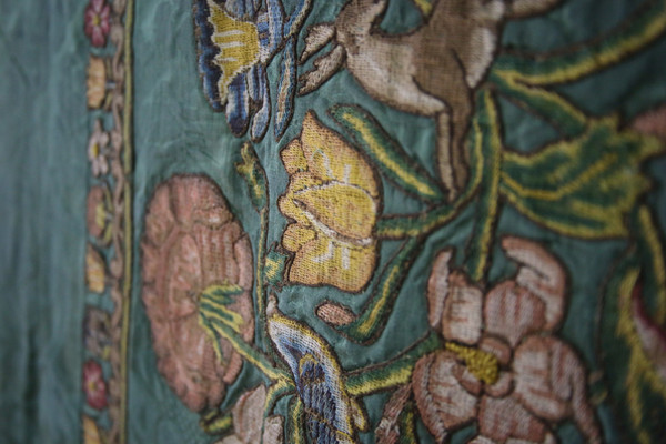 Drappeggio armoriale con ricamo fine XVII-inizio XVIII secolo