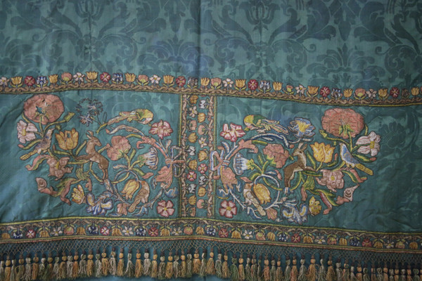 Drappeggio armoriale con ricamo fine XVII-inizio XVIII secolo