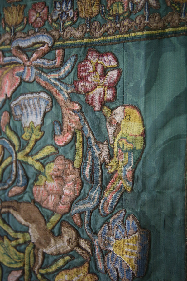 Drappeggio armoriale con ricamo fine XVII-inizio XVIII secolo