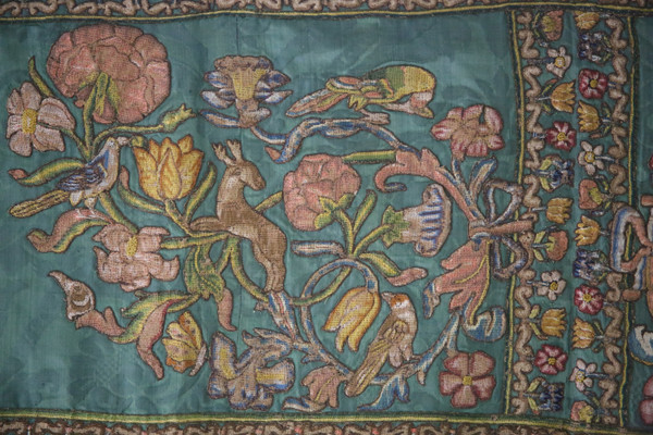 Drappeggio armoriale con ricamo fine XVII-inizio XVIII secolo