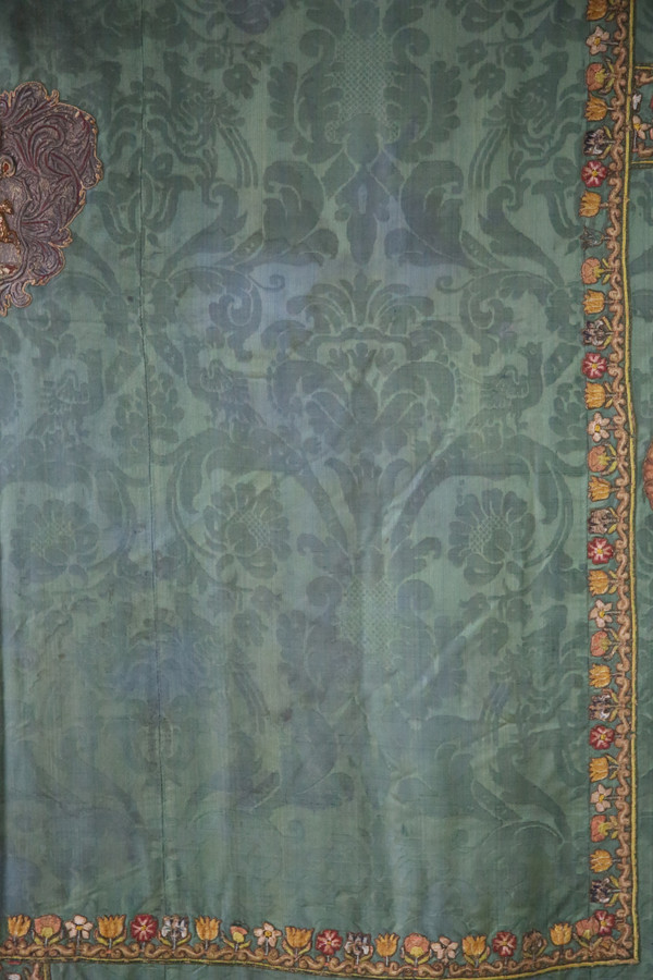 Drappeggio armoriale con ricamo fine XVII-inizio XVIII secolo