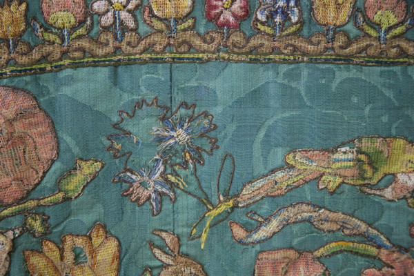 Drappeggio armoriale con ricamo fine XVII-inizio XVIII secolo