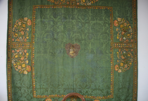 Drappeggio armoriale con ricamo fine XVII-inizio XVIII secolo