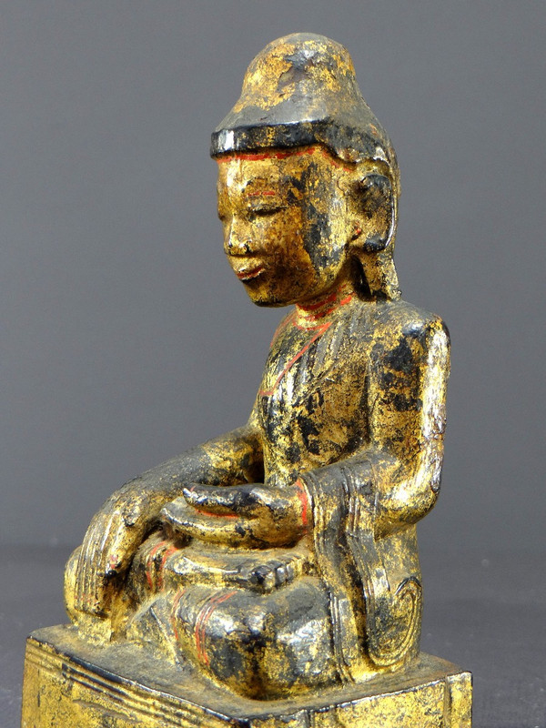 Burma, 19th century, Mandalay Buddha in carved and gilded wood on a black lacquer background.