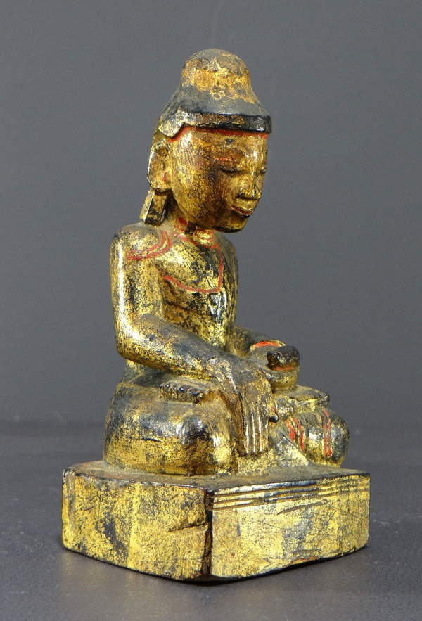 Burma, 19th century, Mandalay Buddha in carved and gilded wood on a black lacquer background.