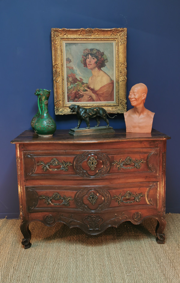 Commode Louis XV Galbée Et Sculptée En Noyer