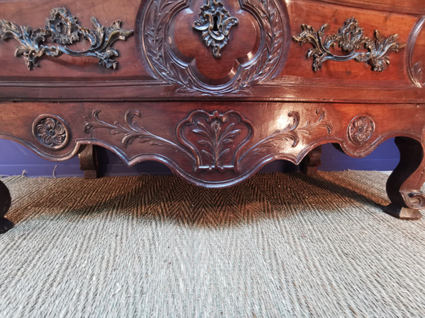 Commode Louis XV Galbée Et Sculptée En Noyer