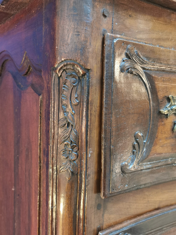 Commode Louis XV Galbée Et Sculptée En Noyer