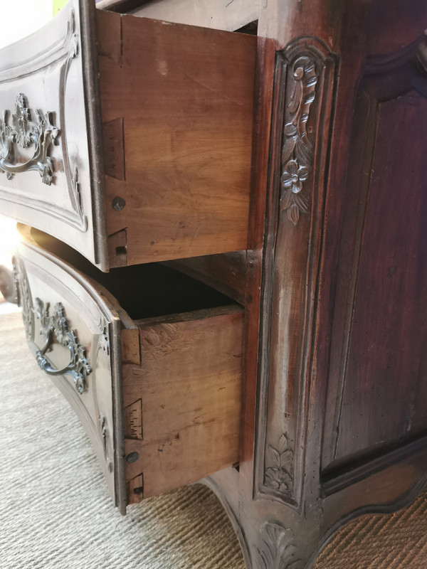 Commode Louis XV Galbée Et Sculptée En Noyer