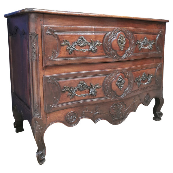 Commode Louis XV Galbée Et Sculptée En Noyer