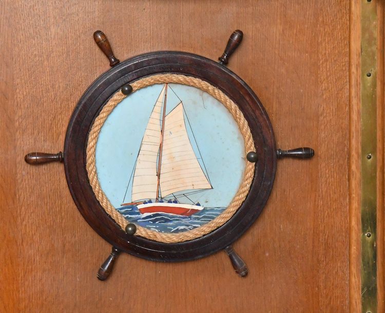 Meuble bar à décor sur le thème de la marine