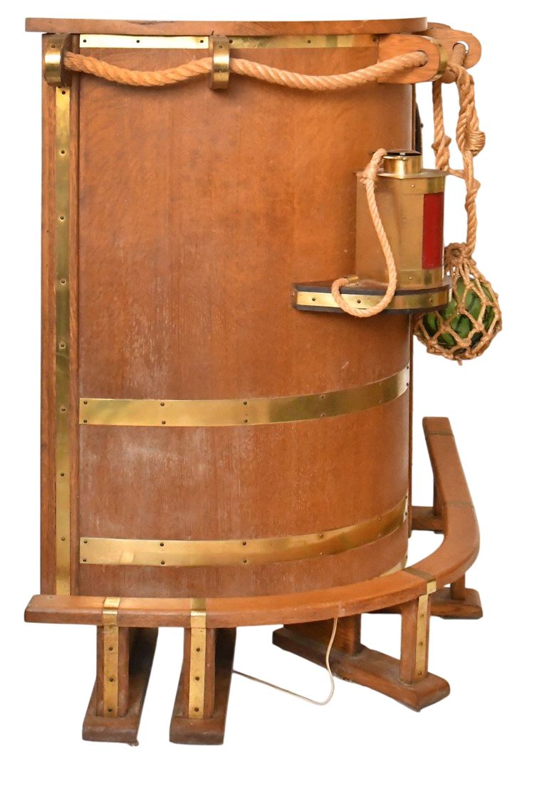 Meuble bar à décor sur le thème de la marine