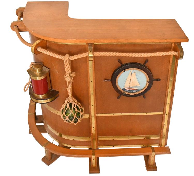 Meuble bar à décor sur le thème de la marine