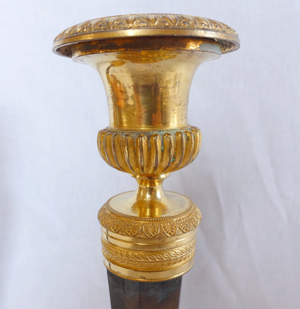 Coppia di candelieri stile Impero in bronzo patinato e dorato di Ravrio, inizio XIX secolo