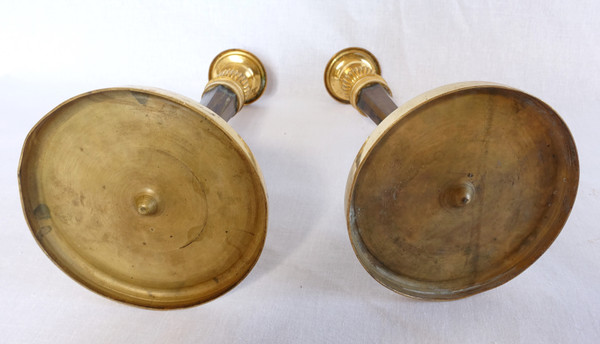 Coppia di candelieri stile Impero in bronzo patinato e dorato di Ravrio, inizio XIX secolo