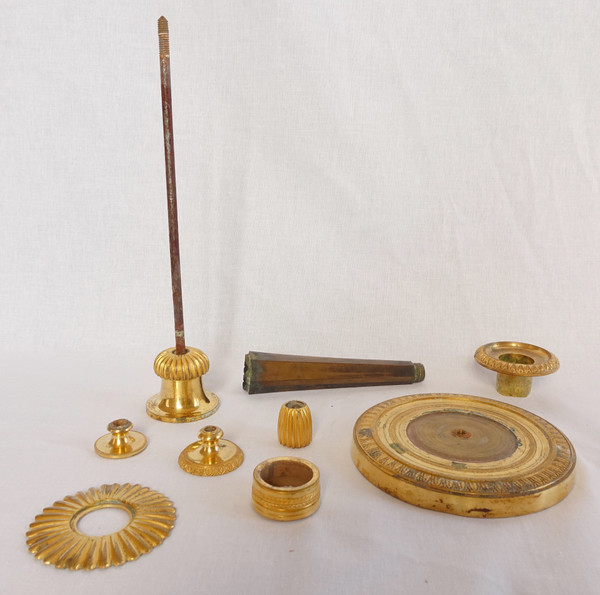 Coppia di candelieri stile Impero in bronzo patinato e dorato di Ravrio, inizio XIX secolo