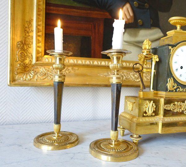 Coppia di candelieri stile Impero in bronzo patinato e dorato di Ravrio, inizio XIX secolo