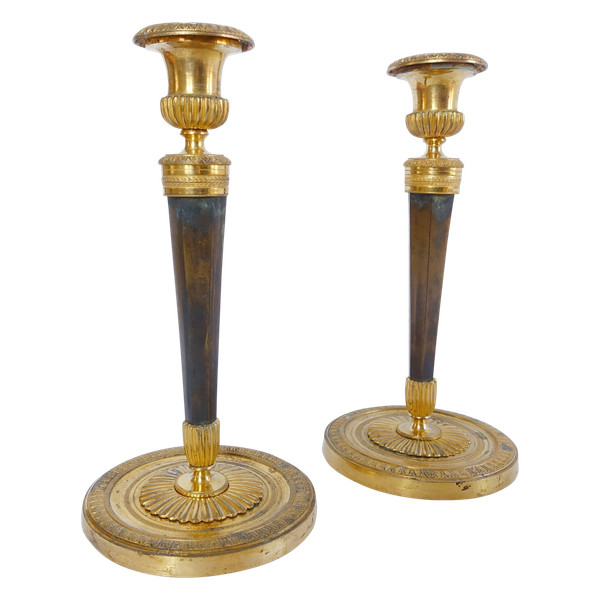 Coppia di candelieri stile Impero in bronzo patinato e dorato di Ravrio, inizio XIX secolo