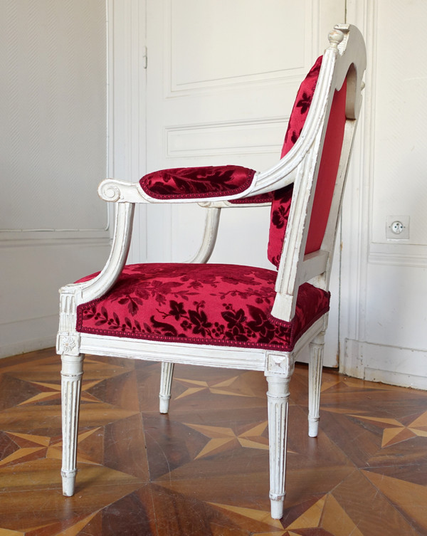 Poltrona da scrivania di epoca Luigi XVI in legno intagliato e velluto di Genova