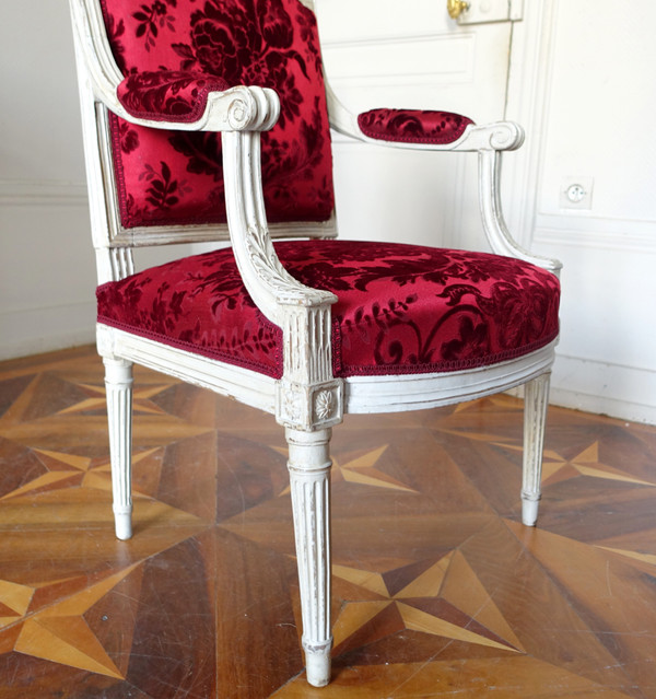 Poltrona da scrivania di epoca Luigi XVI in legno intagliato e velluto di Genova
