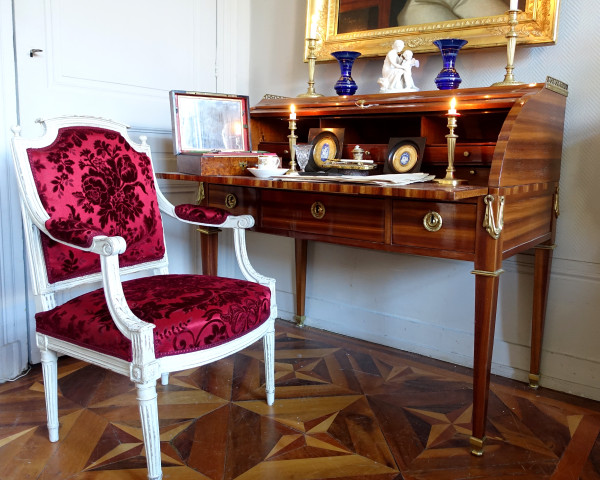 Poltrona da scrivania di epoca Luigi XVI in legno intagliato e velluto di Genova