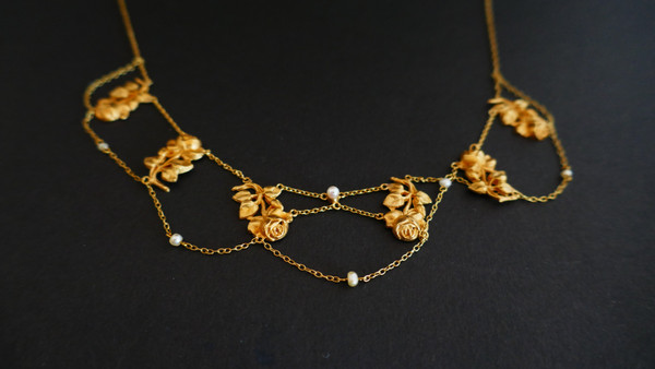 Collerette Motifs De Roses Et Ornée De Perles, Or Jaune 18 Carats.