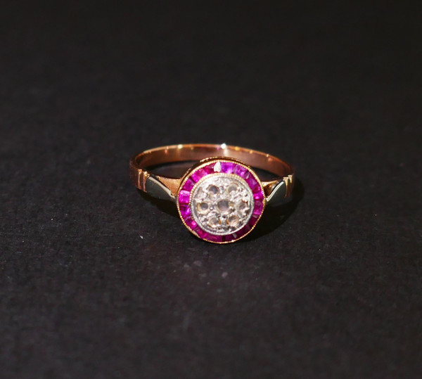 Bague Art Déco Diamants Et Rubis Calibrés, Or 18 Carats.
