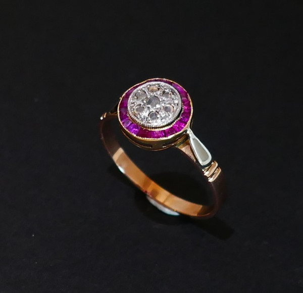 Bague Art Déco Diamants Et Rubis Calibrés, Or 18 Carats.
