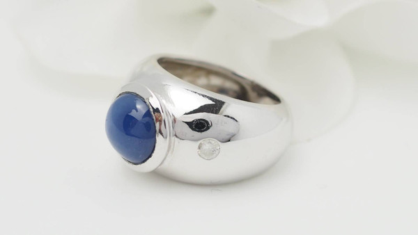 Bague jonc en or blanc et saphir étoilé
