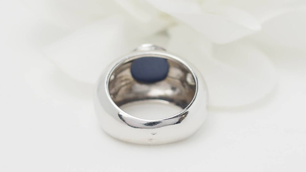 Bague jonc en or blanc et saphir étoilé