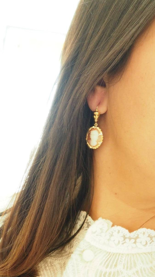 Orecchini pendenti in oro giallo e cammeo