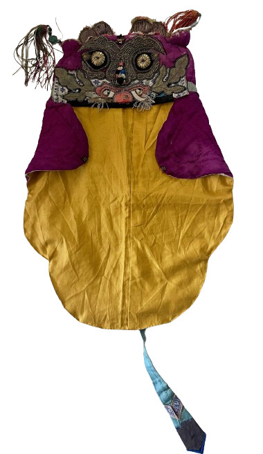 CAPPELLO DA BAMBINO CON TESTA DI TIGRE, Cina, fine XIX secolo.