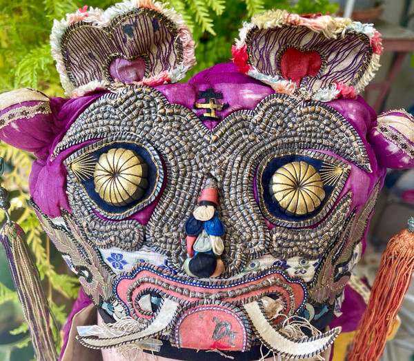 CAPPELLO DA BAMBINO CON TESTA DI TIGRE, Cina, fine XIX secolo.