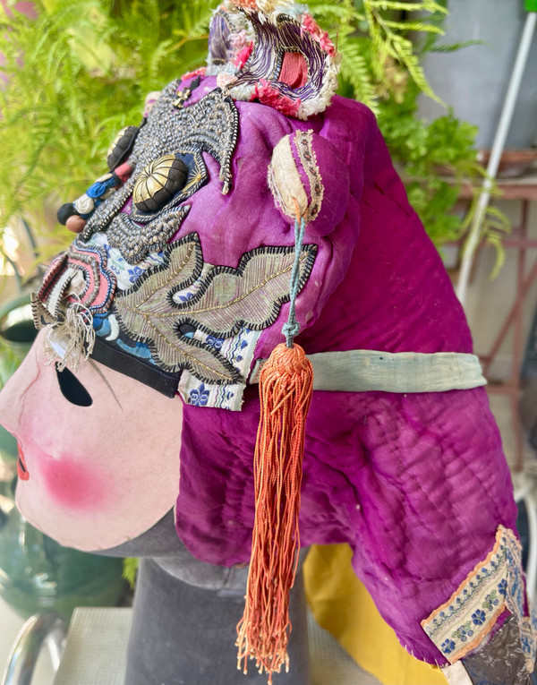 CAPPELLO DA BAMBINO CON TESTA DI TIGRE, Cina, fine XIX secolo.